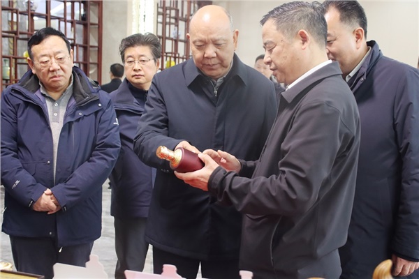省領(lǐng)導(dǎo)李建中深入沅陵酒業(yè)調(diào)研，助力產(chǎn)業(yè)高質(zhì)量發(fā)展。                                                